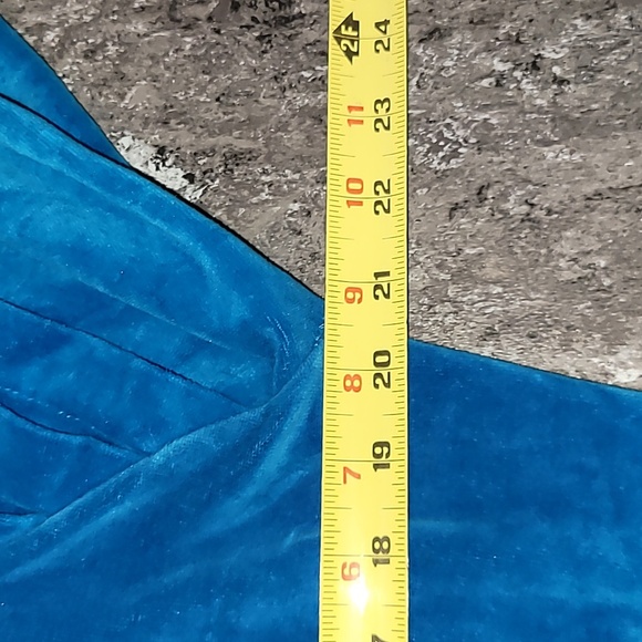 Vintage. Made in USA. Oscar de la Renta. Active. Velour. Crewneck. Women's M - Picture 9 of 16